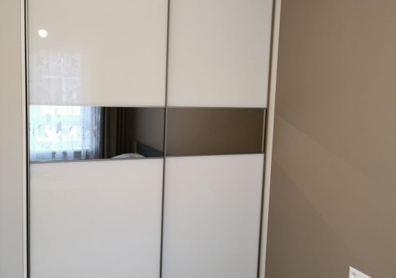 Skapji ar bīdāmām durvīm - Skapis ar bīdāmām durvīm