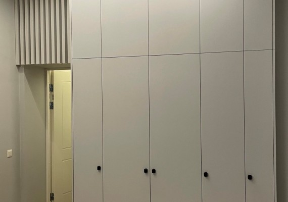 Skapji ar veramām durvīm - Wardrobes with swing doors