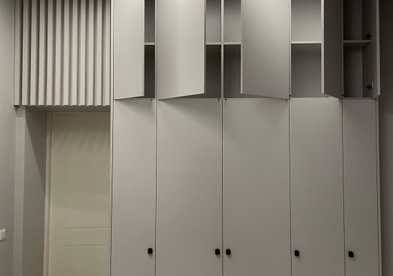 Skapji ar veramām durvīm - Wardrobes with swing doors